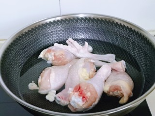 蜜汁鸡腿,首先将鸡腿焯水，还有两个鸡爪，哈～大火烧开煮3分钟，捞出用温水冲洗，将鸡腿上的杂质冲洗干净。
