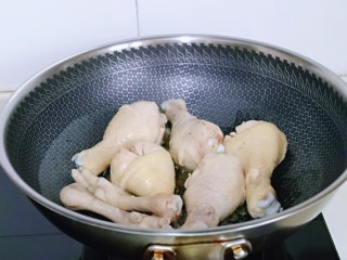 蜜汁鸡腿,起油锅，加入擦干的鸡腿，煎制微黄。