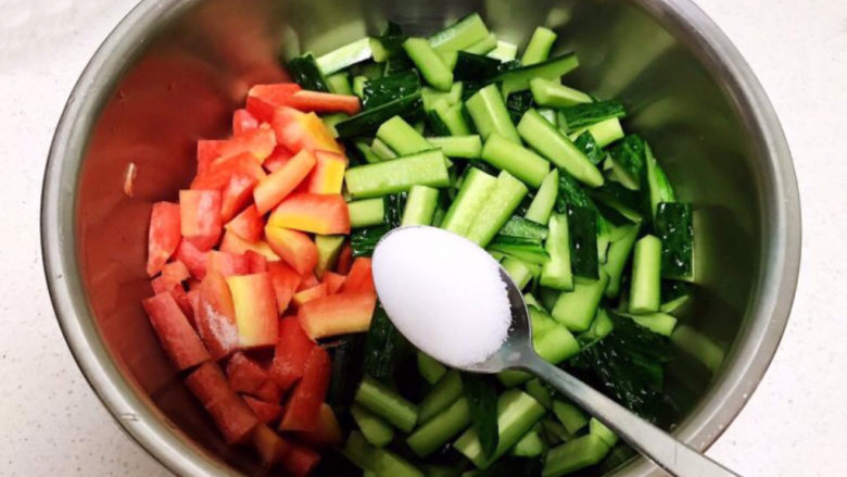 酸辣黄瓜条,把黄瓜条和胡萝卜放入盆里，加入精盐