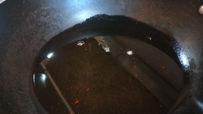 椒盐基围虾,锅中倒入适量油烧热。