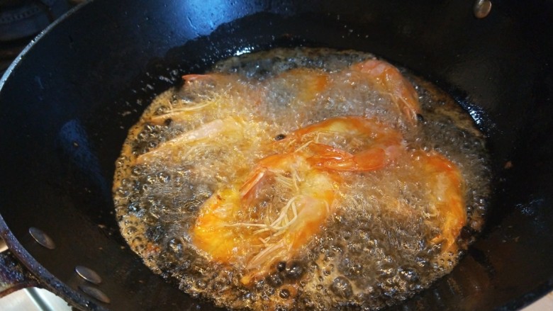 椒盐基围虾,倒入虾炸制外皮酥脆。