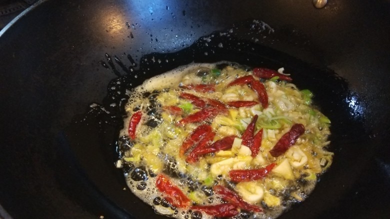 椒盐基围虾,另起锅倒入适量油炒香葱姜蒜，干辣椒。