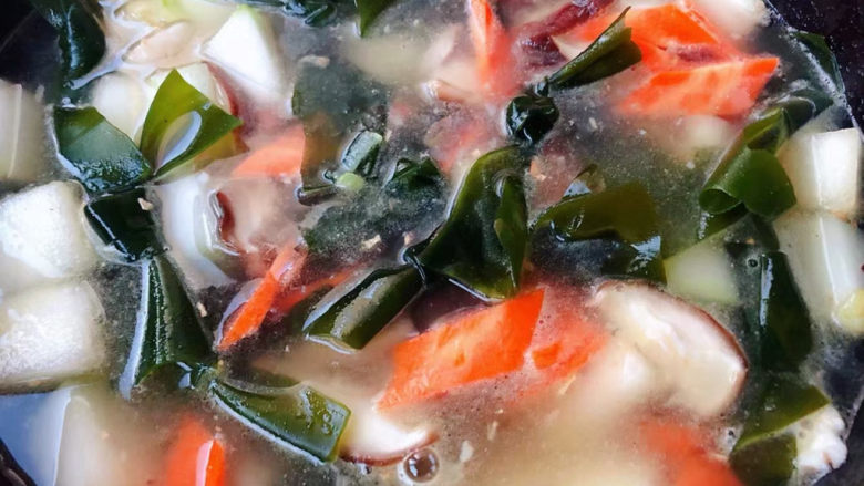 海带冬瓜汤,需要再添加适当的清水刚刚没过食材大火煮起来