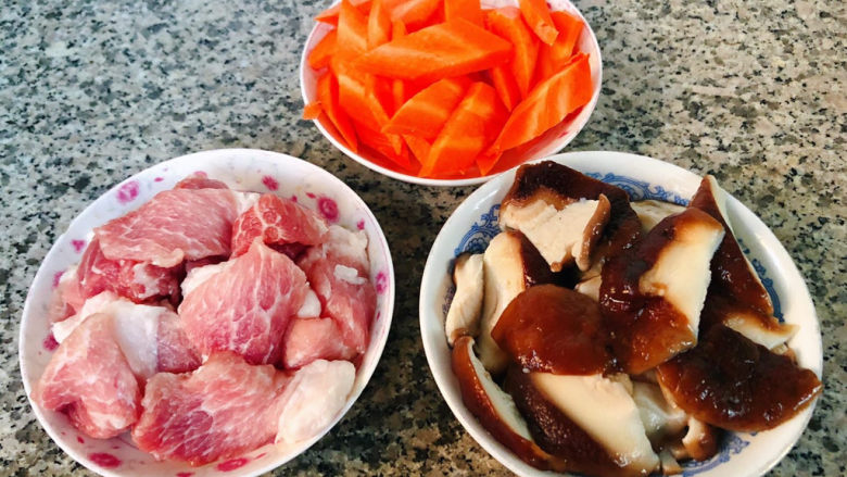 海带冬瓜汤,香菇焯水后立即放入冷水中过凉沥干水份片成片，鲜肉、胡萝卜切片