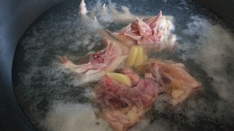 香菇板栗鸡块,在倒入锅中加入冷水烧开。