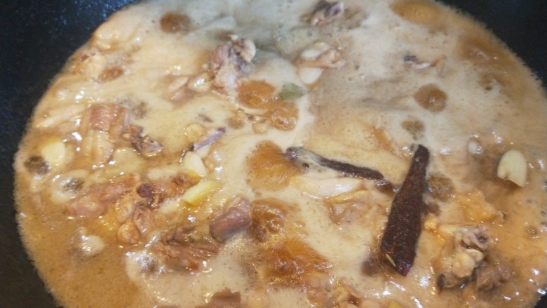 香菇板栗鸡块,开锅转中小火。