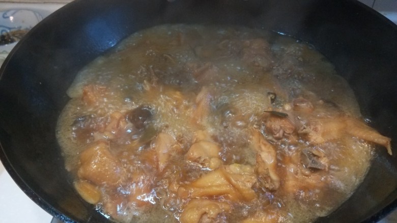 香菇板栗鸡块,最后大火收汁浓稠即可。