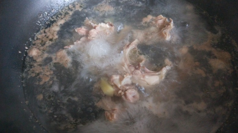 香菇板栗鸡块,开锅撇去血沫，捞出来鸡块。