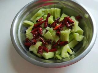 酸辣黄瓜条,把热花椒油倒在干辣椒上。