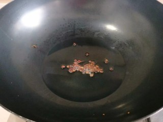 酸辣黄瓜条,锅中倒入适量油烧热，炸香花椒粒。