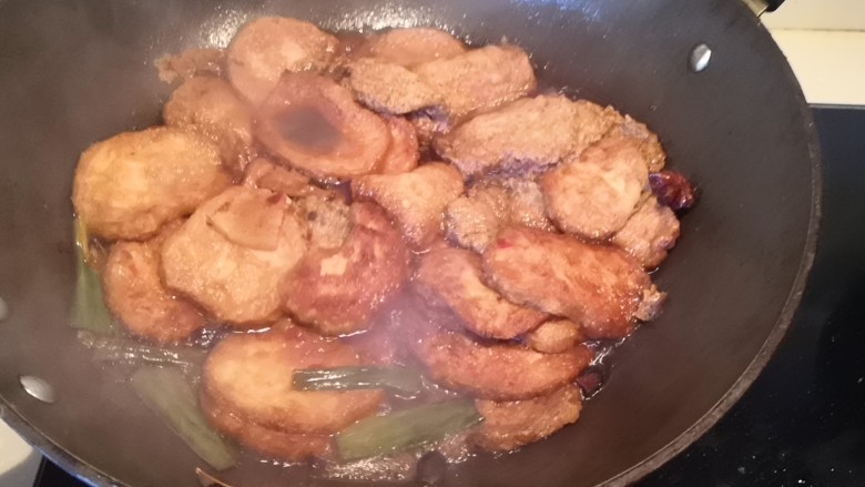 五香素鸡,先大火烧开转中小火微炖5分钟，更入味