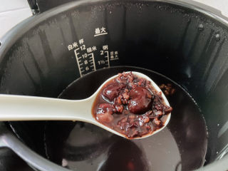 红枣黑米粥,煮熟的黑米粥