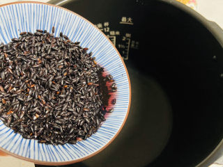 红枣黑米粥,将黑米洗干净倒入电压力锅内胆中