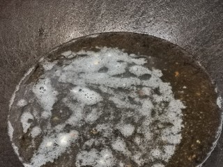 广式酸甜排骨,锅里烧热油，看见油冒泡泡就开始下排骨。油烧开温度是220度左右，我们大概要180度就可以放入排骨炸了。