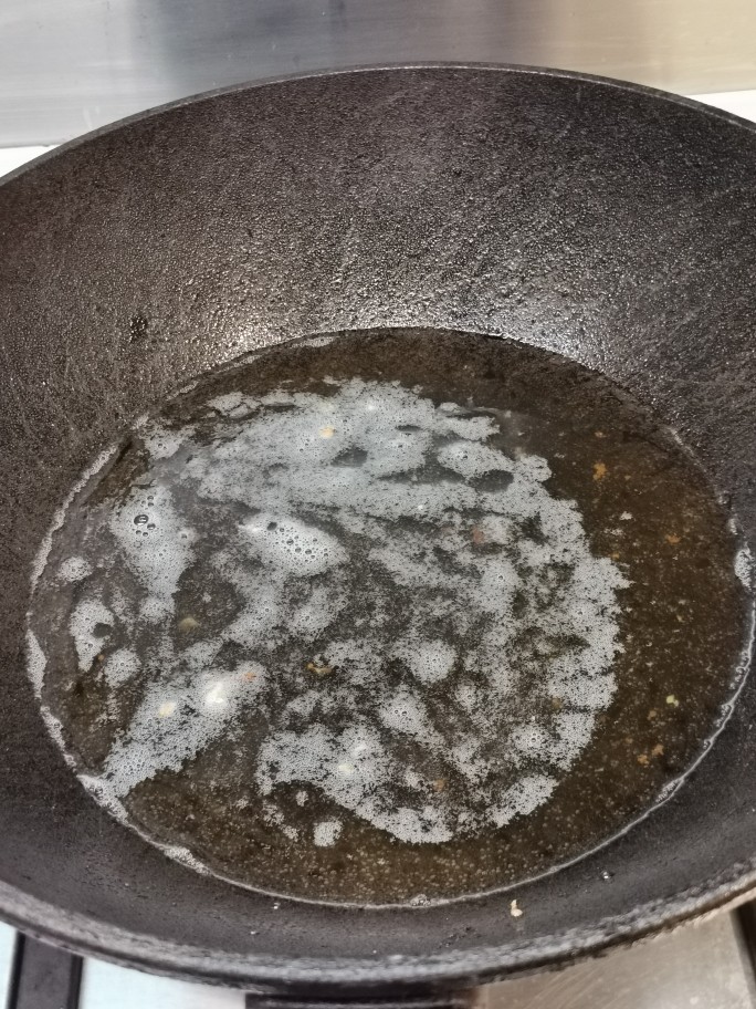 广式酸甜排骨,锅里烧热油，看见油冒泡泡就开始下排骨。油烧开温度是220度左右，我们大概要180度就可以放入排骨炸了。