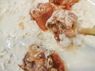 广式酸甜排骨,每块排骨沾上一层薄薄的干淀粉。