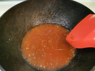 广式酸甜排骨,开中火，锅内下油，爆香蒜蓉，加入之前调好的酱汁，煮开调味打芡。