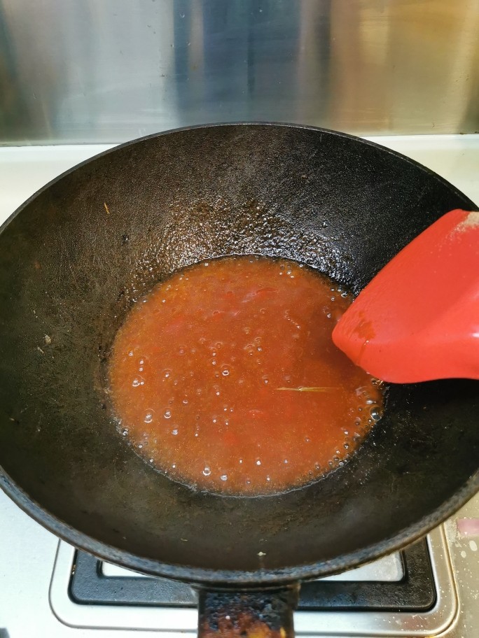 广式酸甜排骨,开中火，锅内下油，爆香蒜蓉，加入之前调好的酱汁，煮开调味打芡。