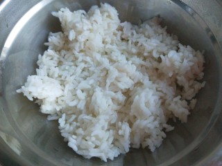 鲜虾砂锅粥,剩米饭熬粥一样好吃，更能节省时间。