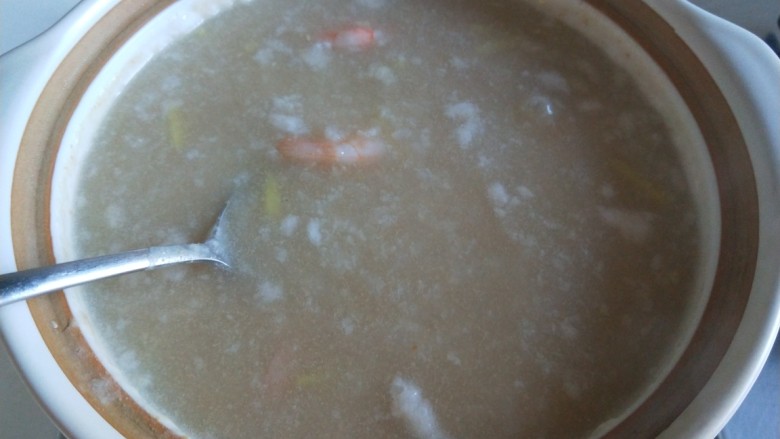 鲜虾砂锅粥,加入白胡椒。