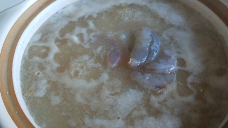 鲜虾砂锅粥,加入鲜虾仁。