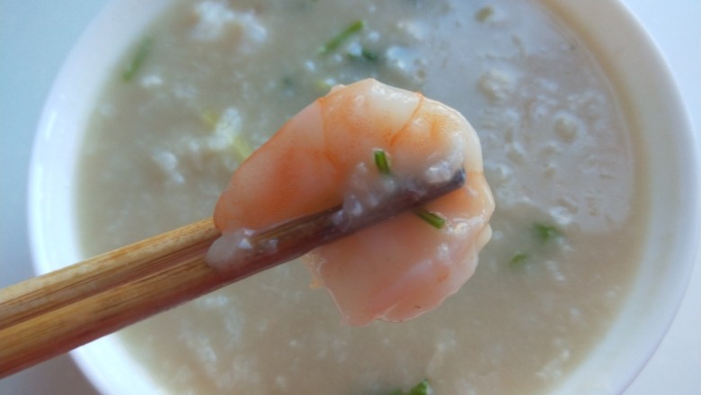 鲜虾砂锅粥,成碗就可以吃了。