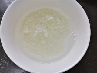 鲜虾砂锅粥,米提前淘洗浸泡一会