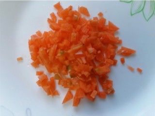 鲜虾砂锅粥,胡萝卜剁成颗粒状