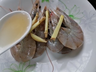 鲜虾砂锅粥,加入适量生姜和黄酒去腥
