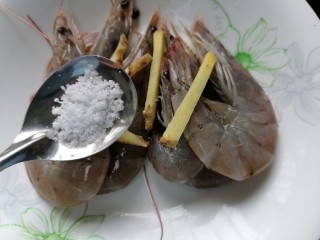 鲜虾砂锅粥,加入适量盐将虾腌制十五分钟