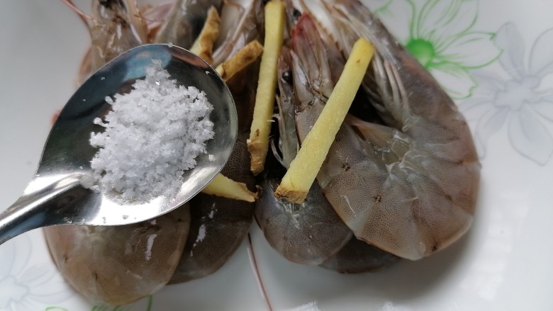 鲜虾砂锅粥,加入适量盐将虾腌制十五分钟
