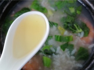 鲜虾砂锅粥,加入一勺油
