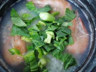 鲜虾砂锅粥,放入青菜一起煮