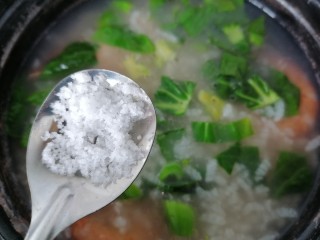 鲜虾砂锅粥,煮一会之后加入适量盐调味