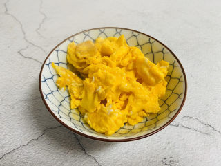 黄瓜木耳炒鸡蛋,盛入碗中备用