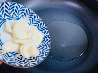 黄瓜木耳炒鸡蛋,锅中加入适量食用油加热至七成熟倒入蒜片煸香