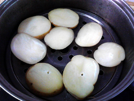 鲜虾饼,将土豆洗净切大片，放入蒸锅中蒸熟。