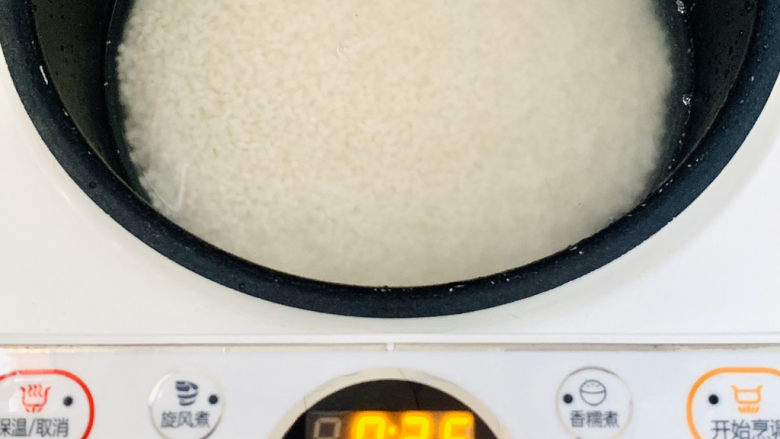 甄糕,电饭锅煮饭功能煮熟糯米。