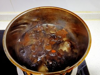 黄瓜木耳炒鸡蛋,锅中放入适量清水，水开后放入木耳焯水2分钟