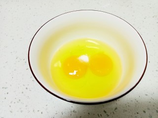 黄瓜木耳炒鸡蛋,鸡蛋打入碗中，加入少许盐