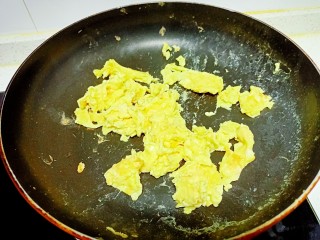 黄瓜木耳炒鸡蛋,锅中放入适量油，油热后倒入鸡蛋，快速划散