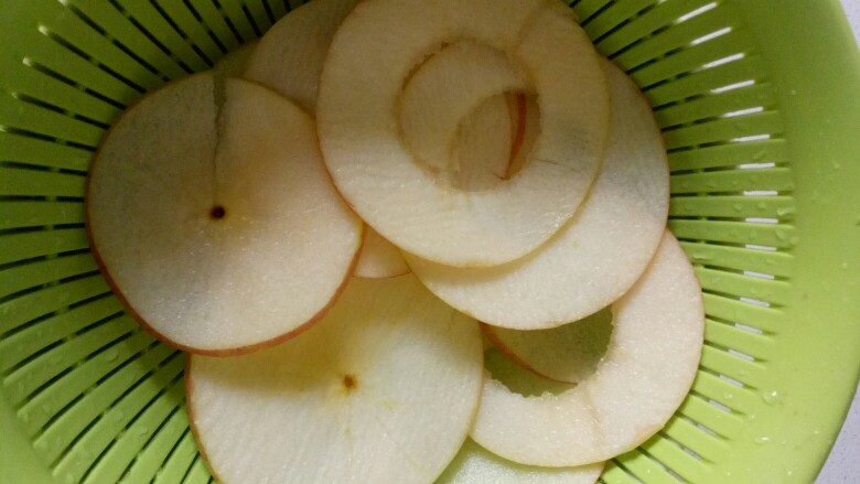 烤苹果片,浸泡好的苹果捞出控干水份