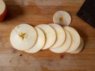 烤苹果片,苹果切成1～3mm 的薄片，不能切太厚