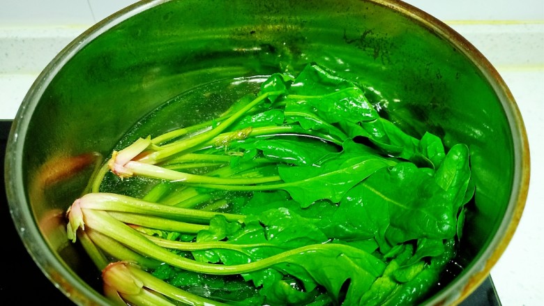 清炒油麦菜、菠菜,锅中放入适量清水，水开后放入菠菜焯水1分钟