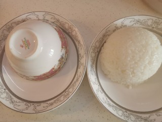 快手咖喱鸡盖饭,用小碗盛出米饭，倒扣在盘中