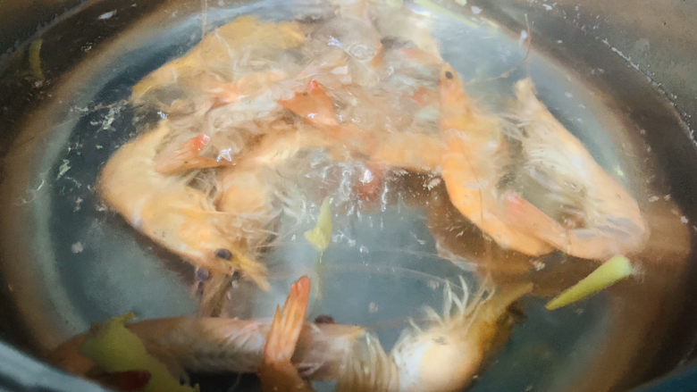 白灼大虾,捞的时候，稍微搅拌，捞2分钟左右，就可以了；