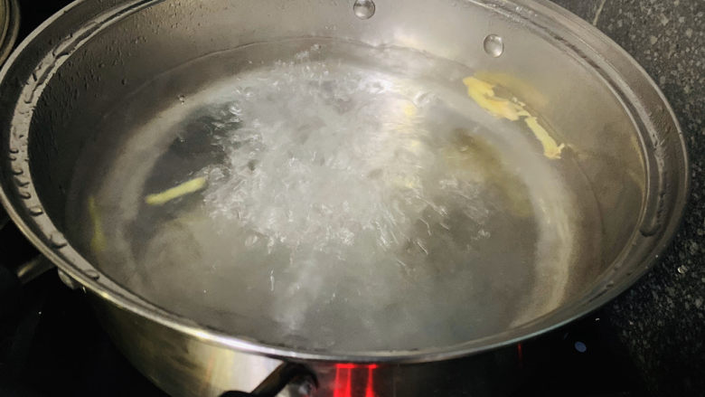 白灼大虾,打开锅盖，香香的姜酒味；