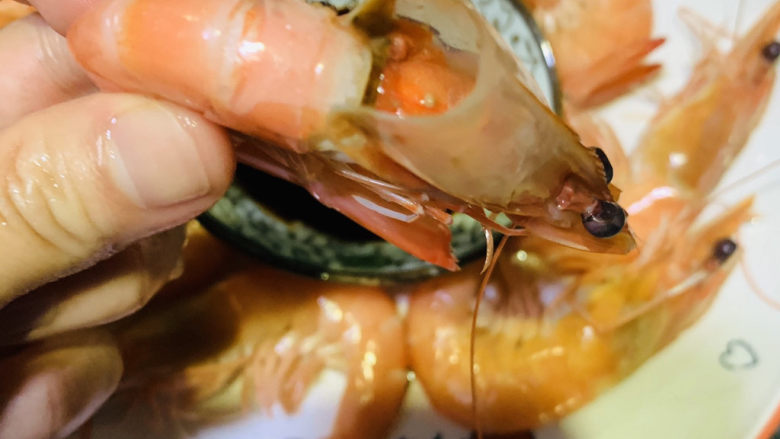 白灼大虾,吃的时候先把虾头剥下来，去除虾线，剥壳；