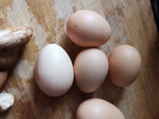 最近鸡蛋这么便宜，你可以做美味营养的蒸水蛋,鸡蛋5个，孩子奶奶养的土鸡蛋比较小，不然有3个足够了