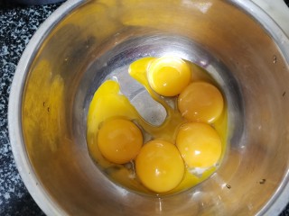 最近鸡蛋这么便宜，你可以做美味营养的蒸水蛋,鸡蛋打好备用